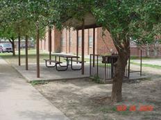 Tomas Flores Apartments picnic table and grill area